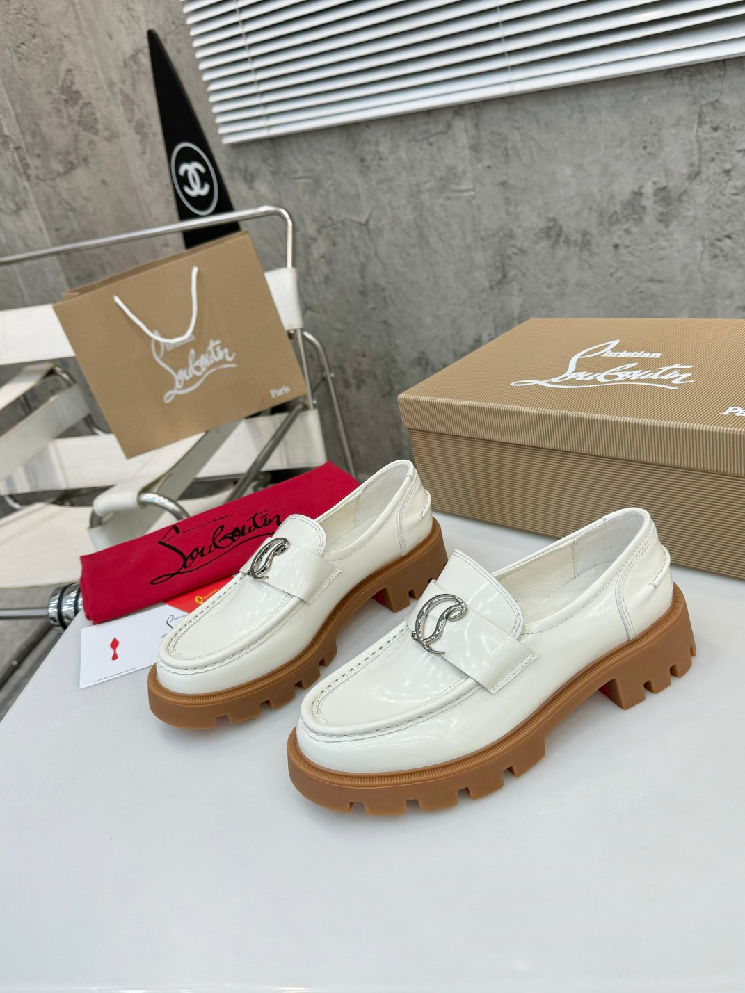 UA Chr1st1an Louboutin(CL) logo design,the latest runway version of the red-soled shoes