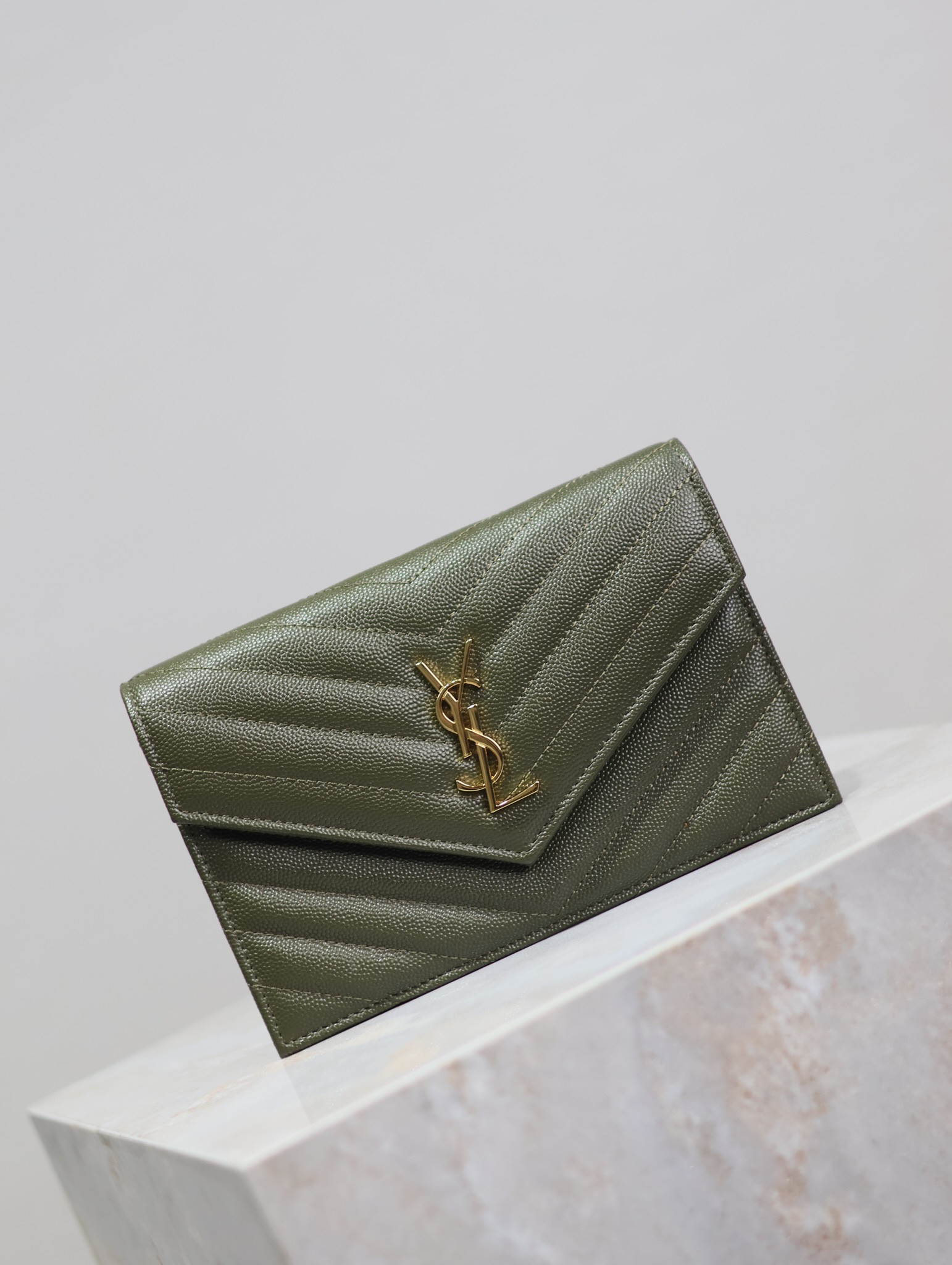 Y51 Cassandra WOC envelope chain wallet in grained poudre leather 19 x 12.5 x 3.5 cm