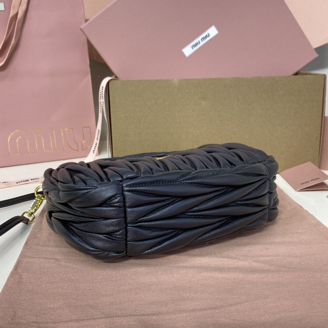 M1v M1v wander matelassé nappa leather hobo bag 17x20x6cm