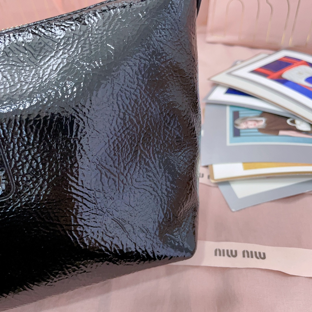 M1v M1v naplak patent leather pouch 14x18.5x10cm