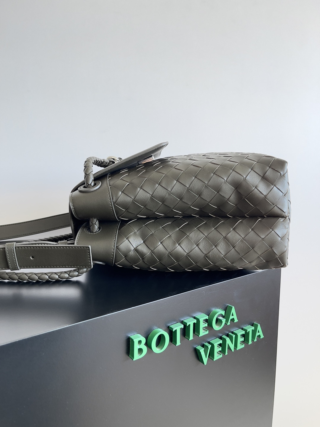 B0tt*ga Ven*ta Medium Andiamo Messenger 37x26x13cm