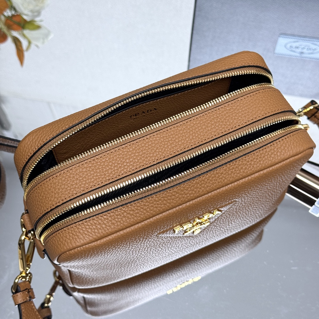 Pra*a Small shoulder bag in Vitello Dino soft leather 22x14.5x8.5cm