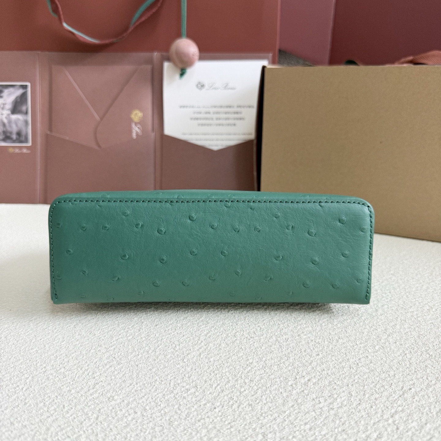 L0r0 P1ana Extra Pocket L19 Ostrich-grained Leather 11 x 19 x 6.5 cm