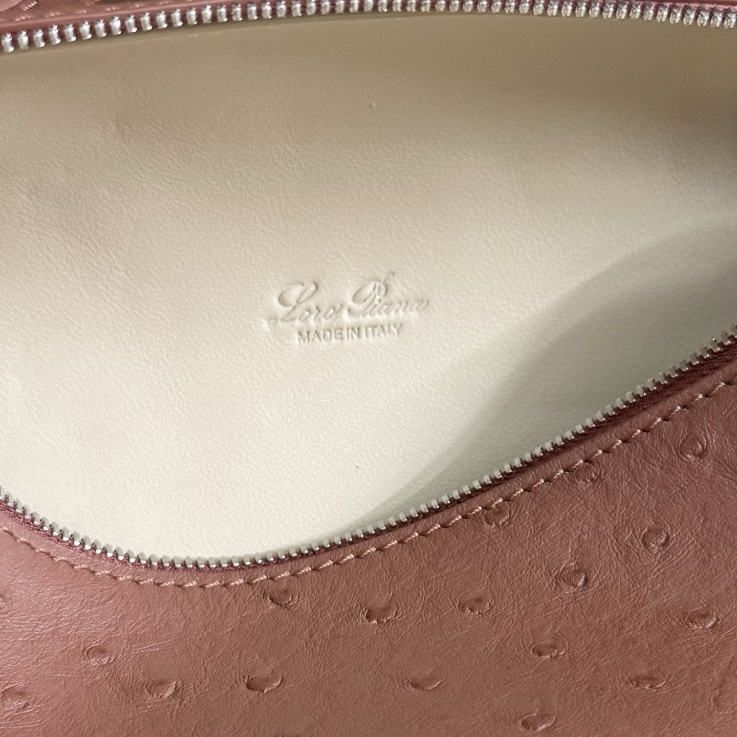 L0r0 P1ana Extra Pocket L19 Ostrich-grained Leather 11 x 19 x 6.5 cm