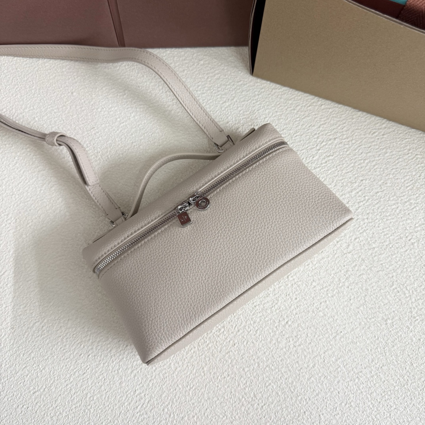 L0r0 P1ana Extra Pocket L19 Grained Calfskin 11 x 19 x 6.5 cm