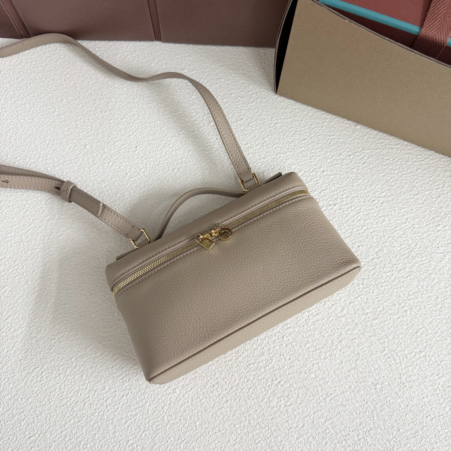 L0r0 P1ana Extra Pocket L19 Grained Calfskin 11 x 19 x 6.5 cm