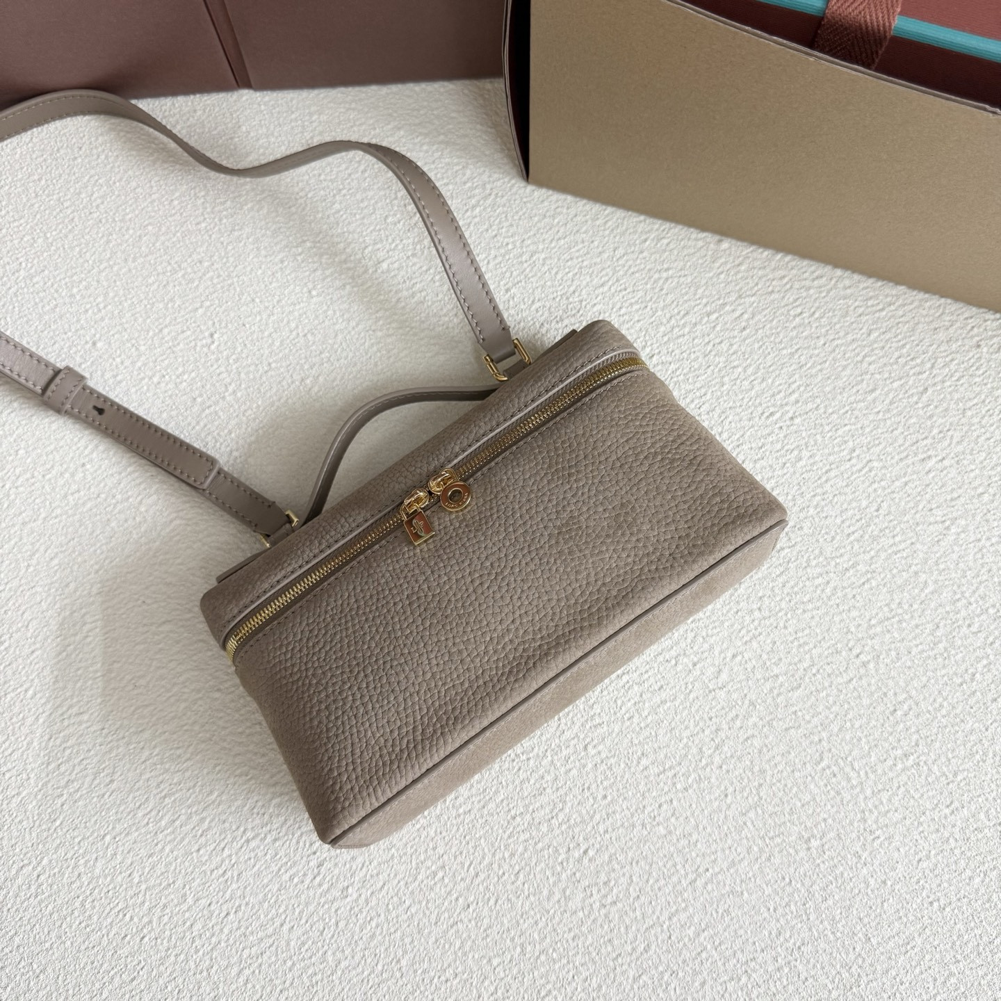 L0r0 P1ana Extra Pocket L19 Grained Calfskin 11 x 19 x 6.5 cm