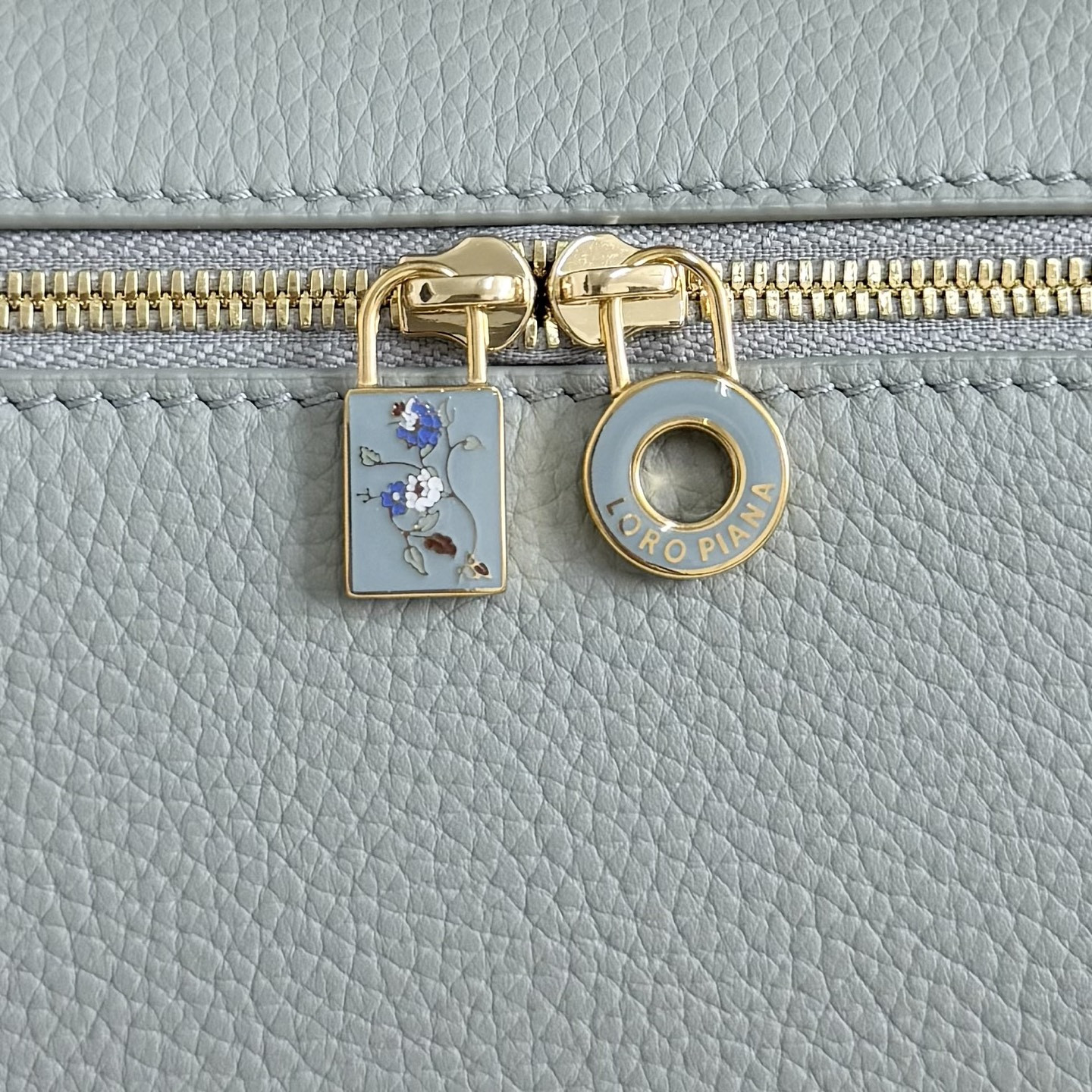 L0r0 P1ana Extra Pocket L19 Grained Calfskin 11 x 19 x 6.5 cm