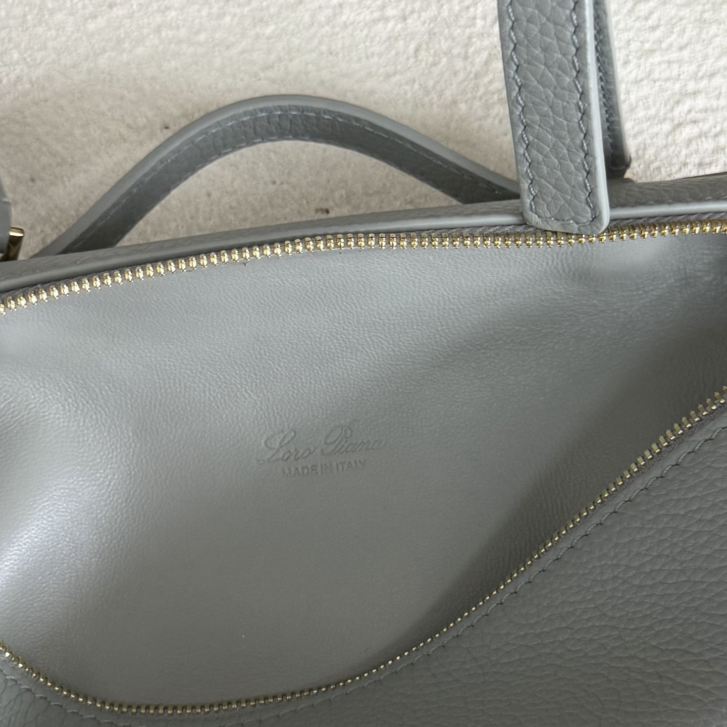L0r0 P1ana Extra Pocket L19 Grained Calfskin 11 x 19 x 6.5 cm