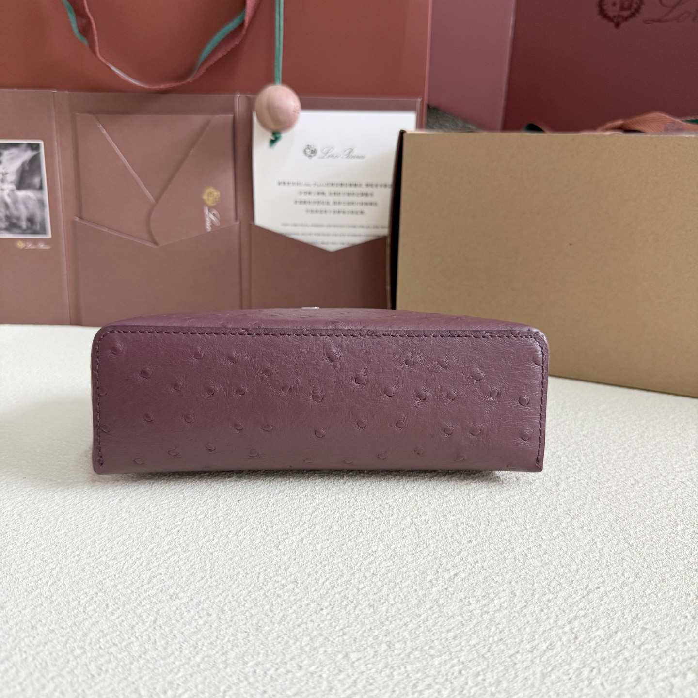 L0r0 P1ana Extra Pocket L19 Ostrich-grained Leather 11 x 19 x 6.5 cm