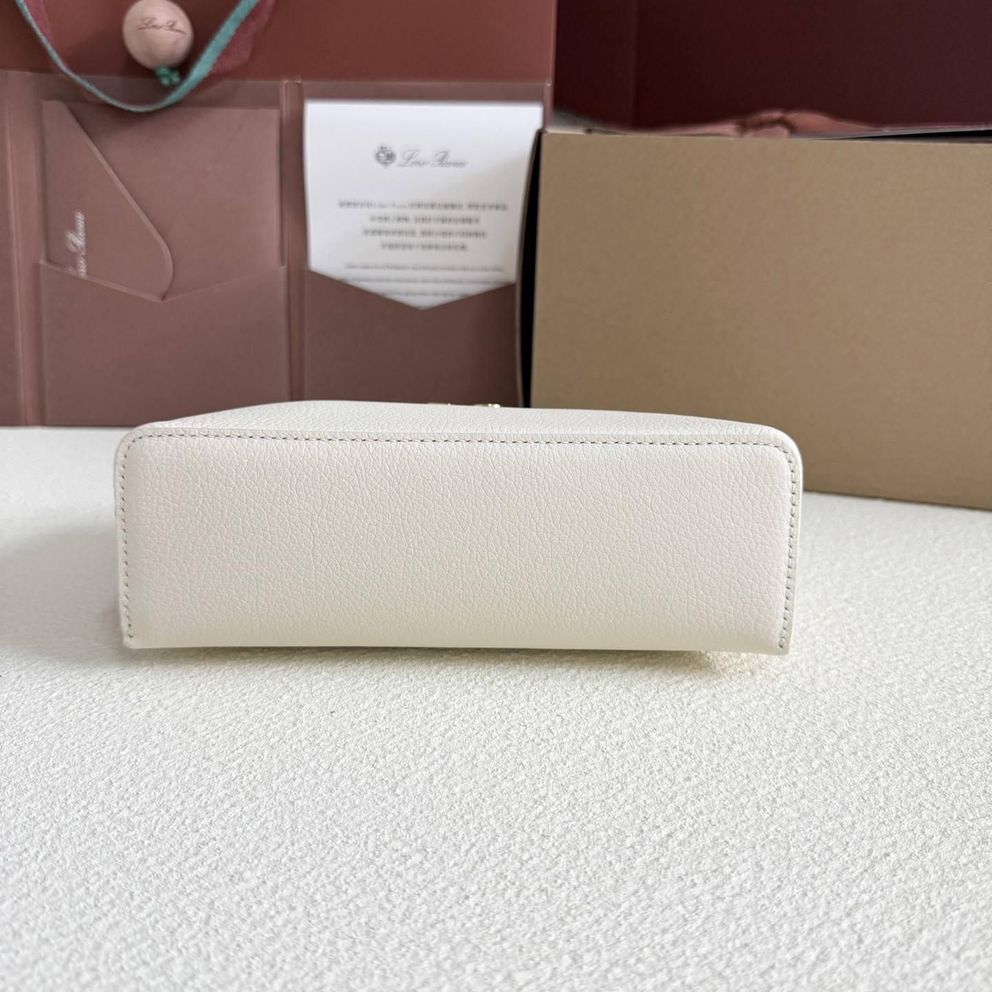 L0r0 P1ana Extra Pocket L19 Grained Calfskin 11 x 19 x 6.5 cm