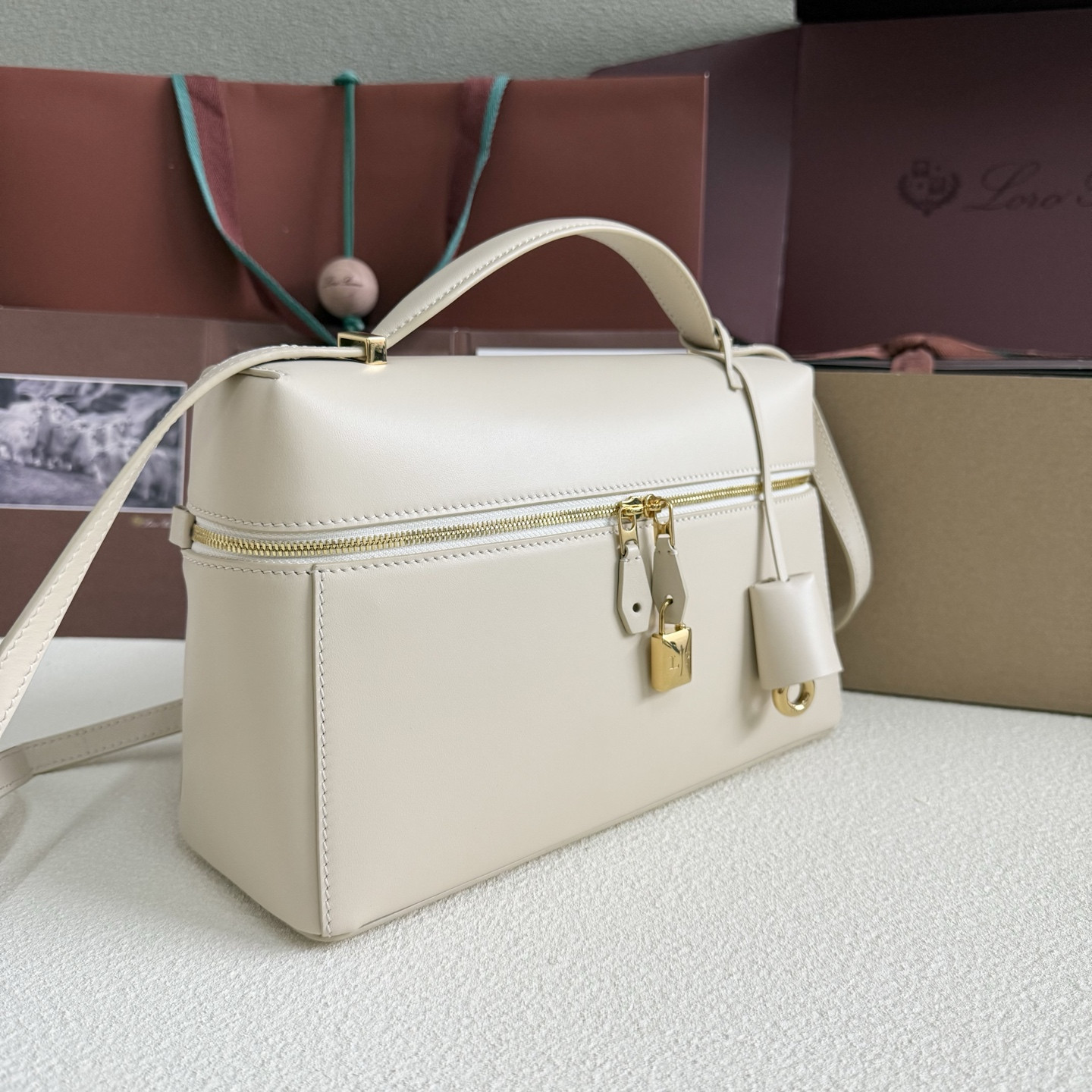 L0r0 P1ana Extra Pocket L27 Calfskin 16x27x10cm