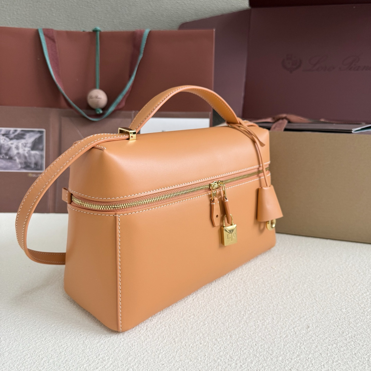 L0r0 P1ana Extra Pocket L27 Calfskin 16x27x10cm