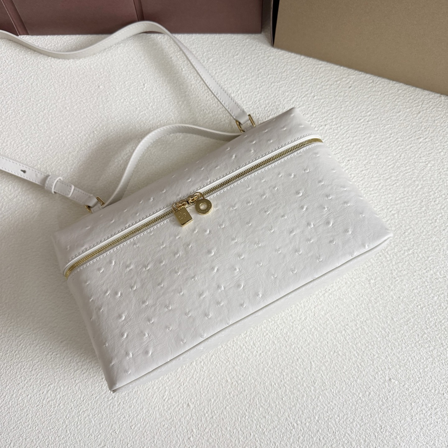L0r0 P1ana Extra Pocket L27 Ostrich-grained Leather 16x27x10cm