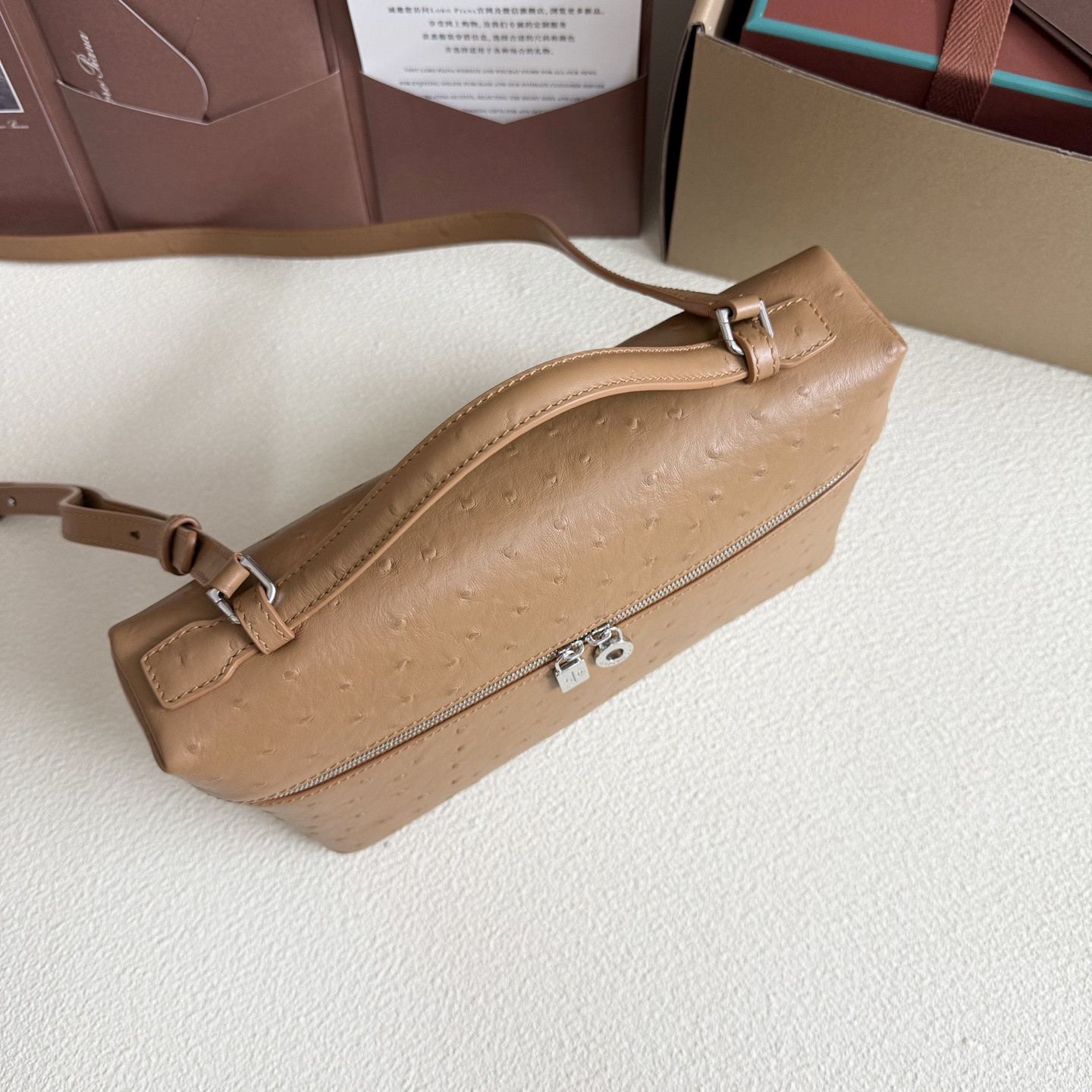 L0r0 P1ana Extra Pocket L27 Ostrich-grained Leather 16x27x10cm