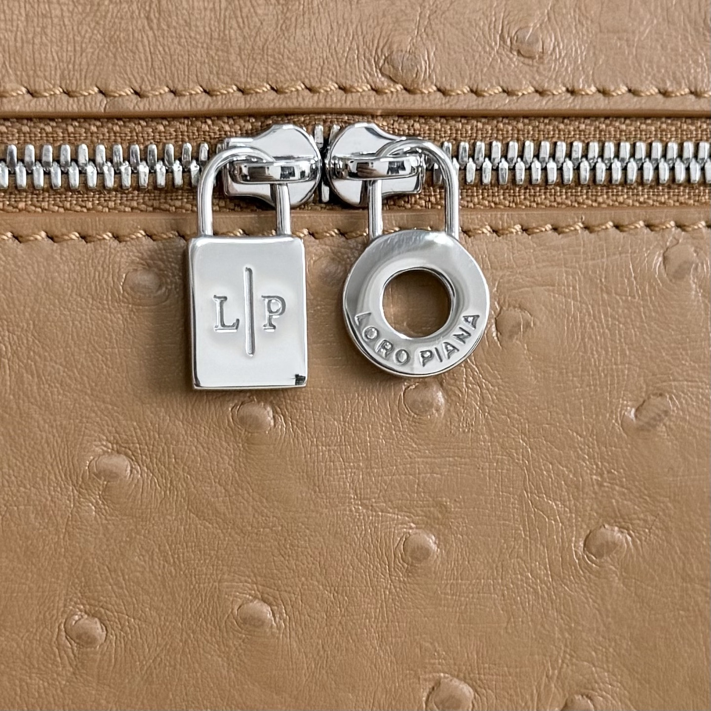 L0r0 P1ana Extra Pocket L27 Ostrich-grained Leather 16x27x10cm