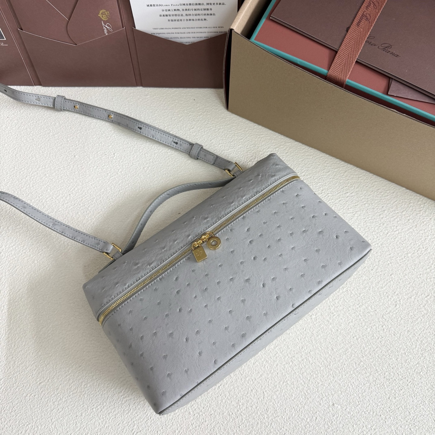 L0r0 P1ana Extra Pocket L27 Ostrich-grained Leather 16x27x10cm