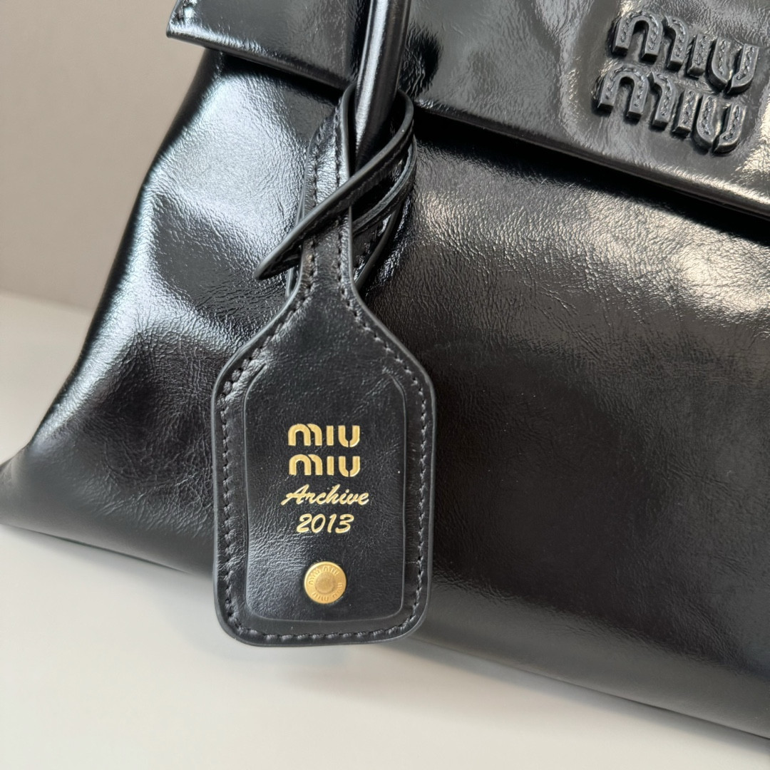 M1v M1v solitaire shiny leather bag 19.5x28x11cm