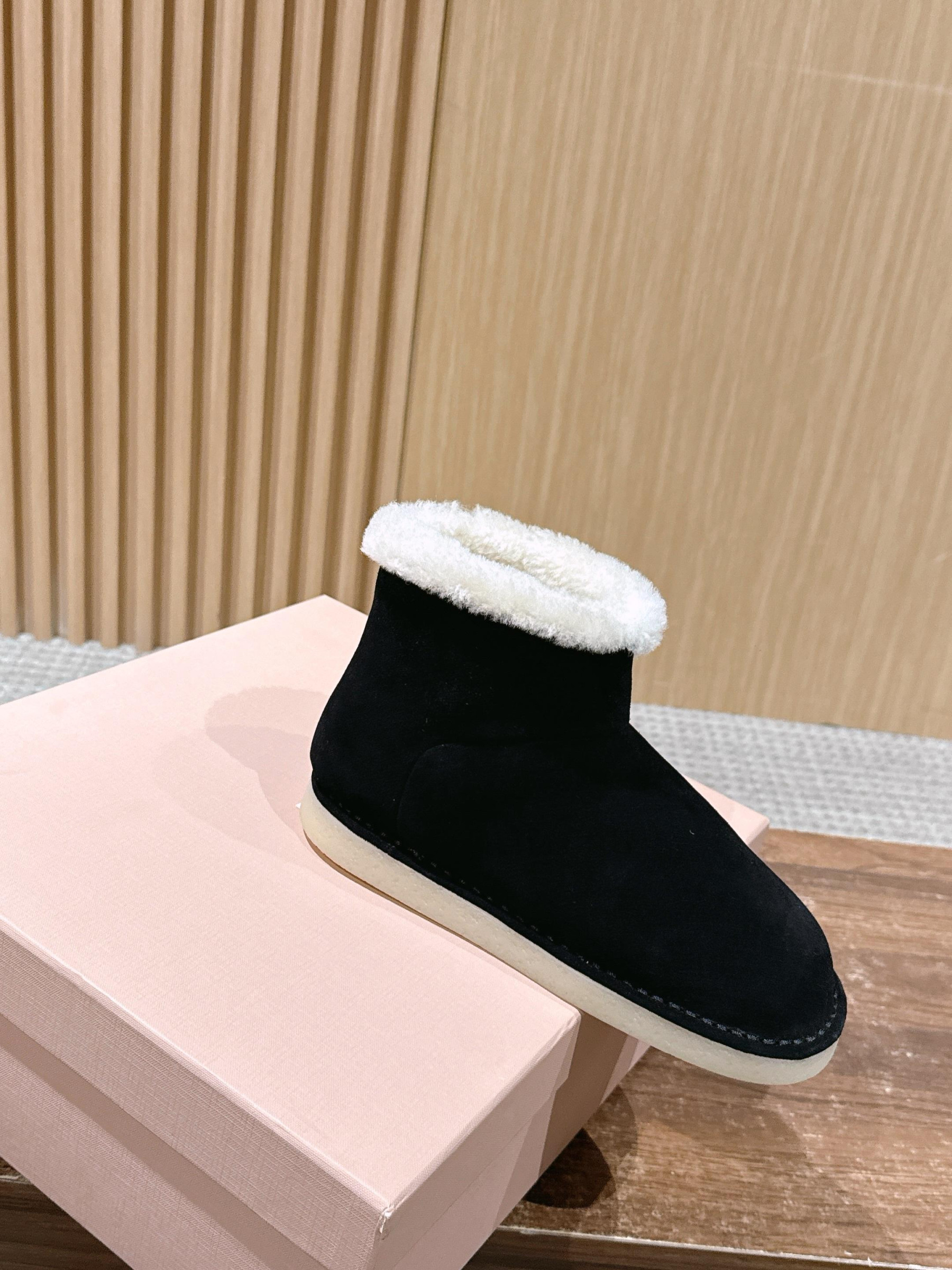 ua M1v M1v suede and shearling booties