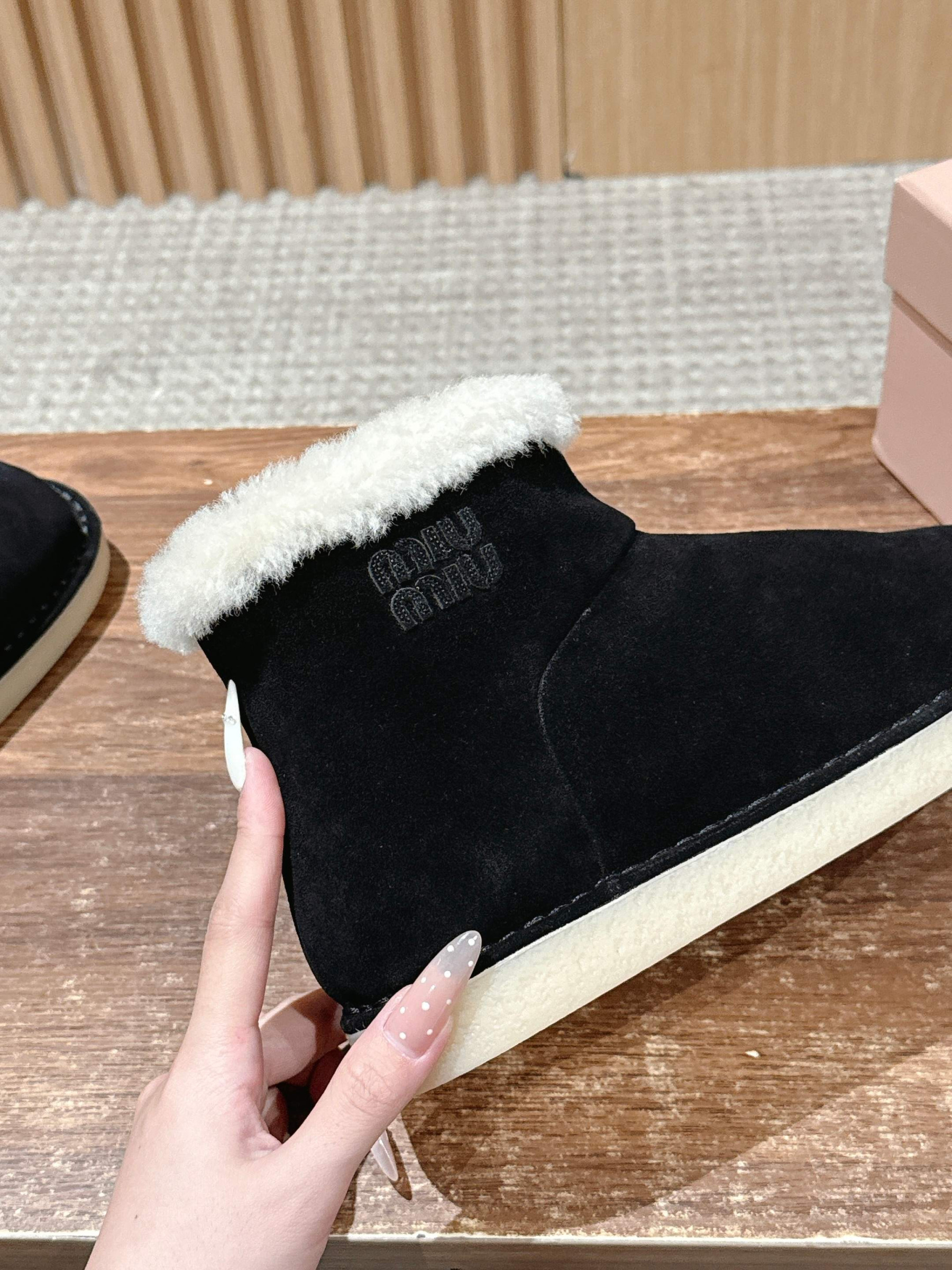 ua M1v M1v suede and shearling booties