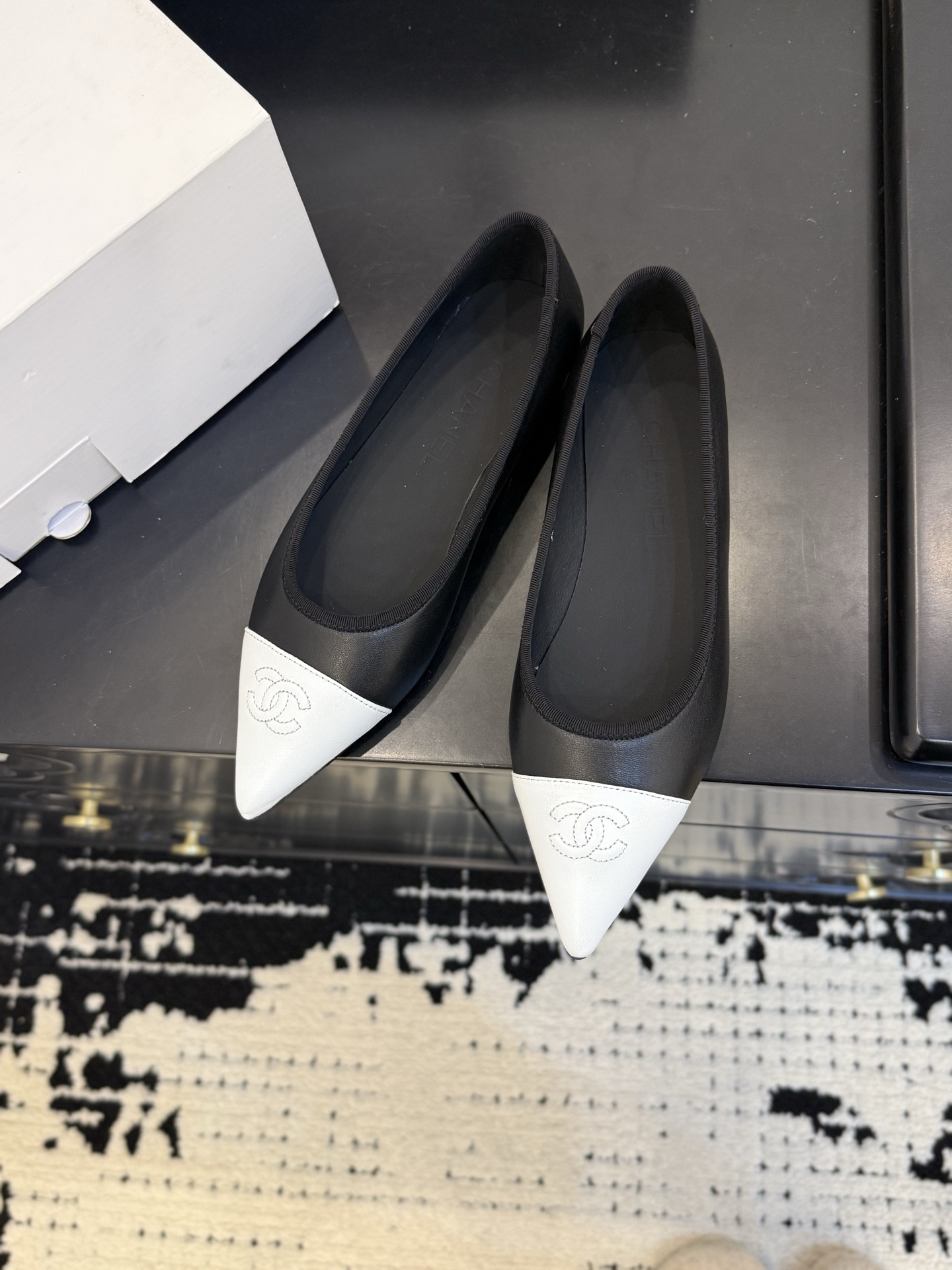 ua Ch**el ballet flats